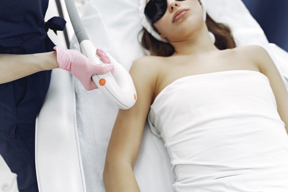 From above of unrecognizable cosmetologist in uniform and latex gloves using modern equipment for cosmetic services in contemporary salon - Photo by Gustavo Fring on Pexels